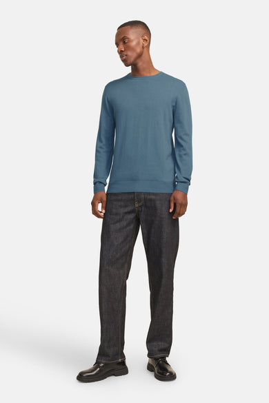 Pull ras du cou bleu de PREMIUM BLUE by JACK & JONES, porté avec un jean foncé et des chaussures noires.
