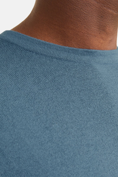 Rondeneulu blauw van PREMIUM BLUE door JACK & JONES, fijne gebreide textuur, gedragen op een mannequin.