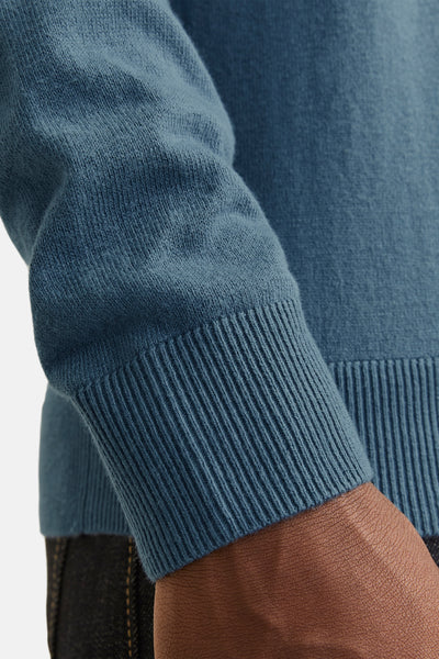 Ronde neulu blu PREMIMI BLUE by JACK & J J, met textureelte op de mouwen en het onderste de van het kledingstuk.
