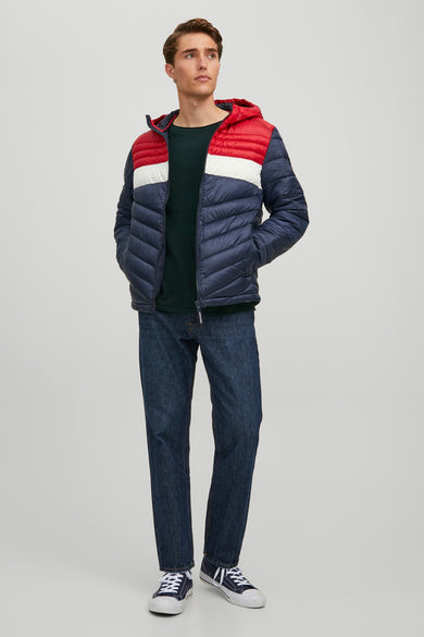 Veste courte bleue Originals by Jack & Jones, à rayures rouge et blanc, portée avec un jean et des baskets.