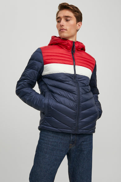 Veste courte bleue by Originals by Jack & Jones avec capuche rouge et détails blancs, portée avec un jean.

