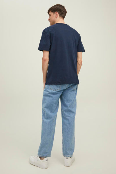 T-shirt bleu à manches courtes de JACK & JONES, porté avec un jean et des baskets blanches.