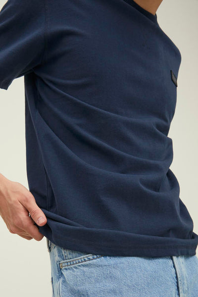 T-shirt bleu marine de JACK & JONES, porté avec un jean en denim clair.