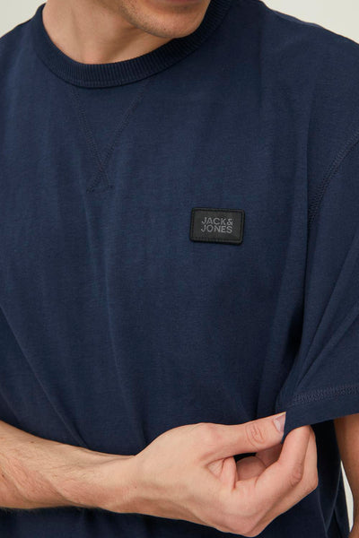 T-shirt bleu à manches courtes de JACK & JONES, avec un logo carré ton sur ton.