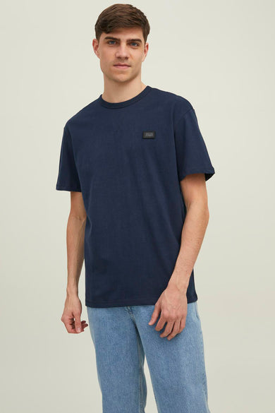 T-shirt bleu à manches courtes de JACK & JONES, avec logo carré discret sur la poitrine.
