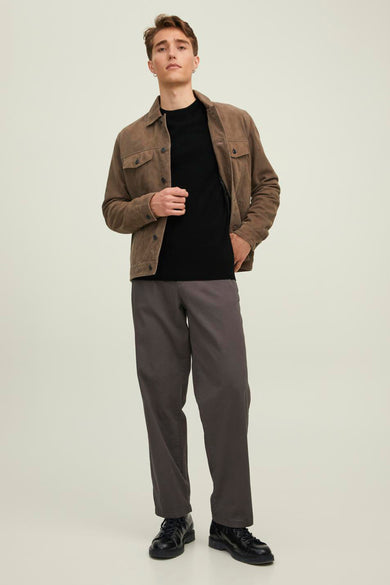 Zwarte ronde nekpullover van PREMIUM BY JACK & JONES, gedragen met eenbruaaieste en een grijs broek.