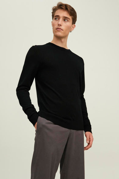 Rondekragen zwarte jas van PREMIUM BY JACK & JONES, gedragen met een grijs anthracite pantalon.