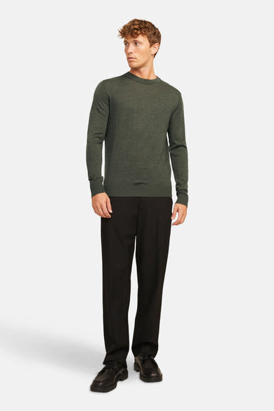 Khaki ronde hals trui van PREMIUM by JACK & JONES, gedragen met een zwarte broek en bijpassende schoenen.