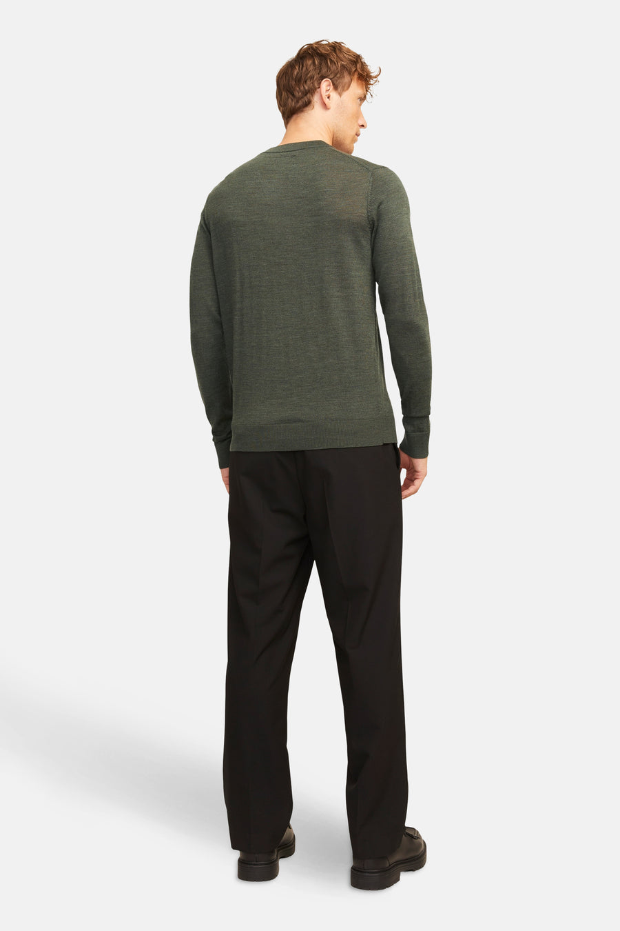 Kaki trui met ronde hals van PREMIUM by JACK & JONES, gedragen met een zwarte broek en bijpassende schoenen, achterzicht.