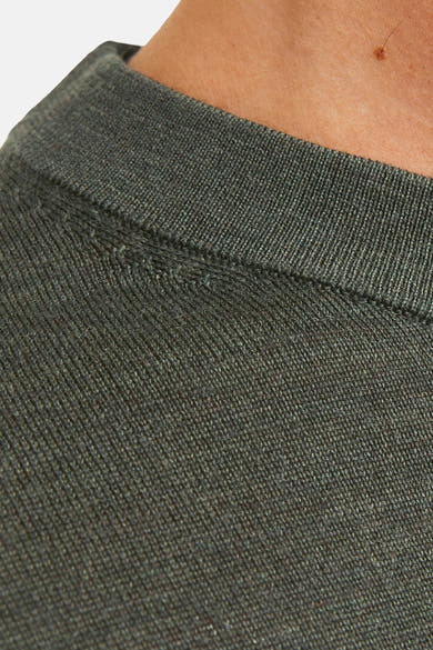 Khaki ronde hals trui van PREMIUM by JACK & JONES, gebreide textuurdetail, gedragen met zichtbare nek.