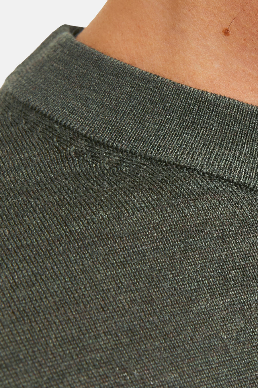 Khaki ronde hals trui van PREMIUM by JACK & JONES, gebreide textuurdetail, gedragen met zichtbare nek.