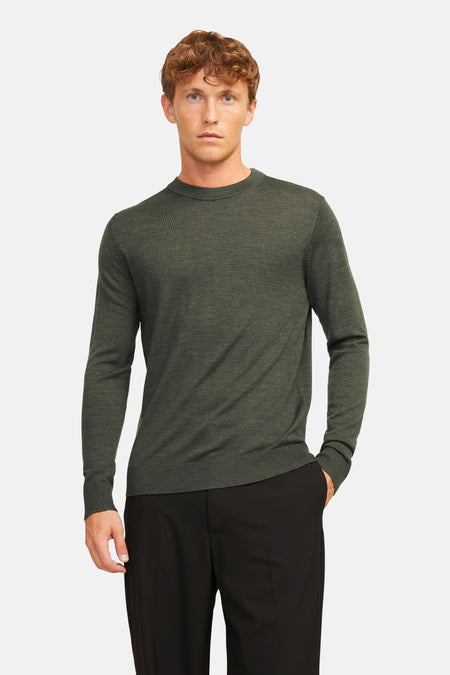 Khaki ronde hals trui van PREMIUM by JACK & JONES, gedragen met een effen zwarte broek.