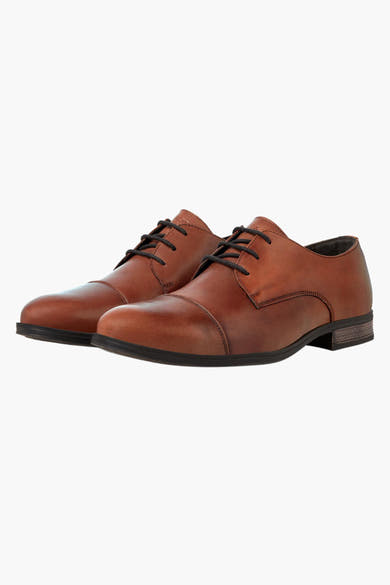 Chaussures marron en cuir by ACCESSORIES BY JACK & JONES avec lacets noirs, vue rapprochée.