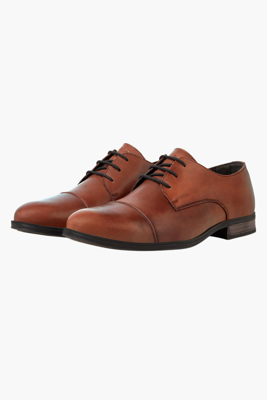 Chaussures marron en cuir by ACCESSORIES BY JACK & JONES avec lacets noirs, vue rapprochée.