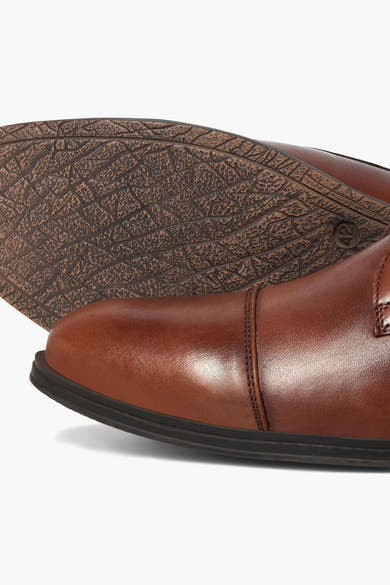 Chaussures marron en cuir by ACCESSORIES BY JACK & JONES avec semelle texturée visible.