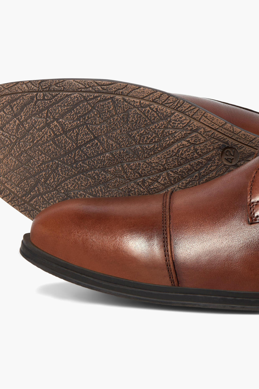 Chaussures marron en cuir by ACCESSORIES BY JACK & JONES avec semelle texturée visible.