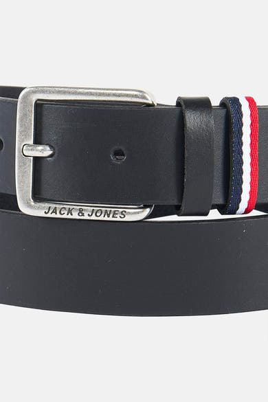 Zwarte leren riem van ACCESSORIES BY JACK & JONES met zilveren gesp en driekleurige lus.