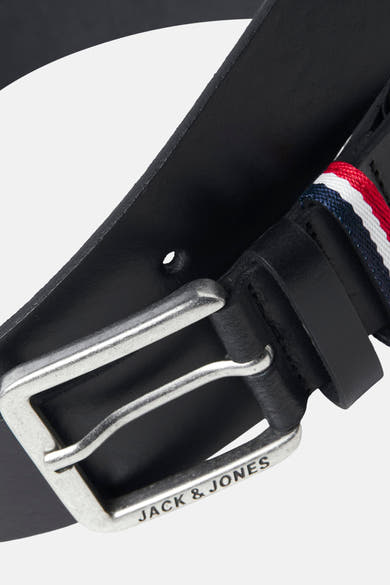 Zwarte leren riem van ACCESSORIES BY JACK & JONES met een zilveren gesp en decoratieve strepen.