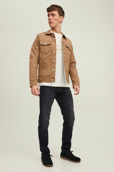 Grijze slim fit jeans van JACK & JONES JEANS INTELLIGENCE, gedragen met een bruin jasje en een wit T-shirt.