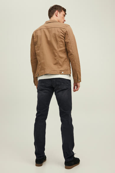 Grijze slim fit jeans van JACK & JONES JEANS INTELLIGENCE, gedragen met een bruin jasje en zwarte casual schoenen, van achteren gezien.
