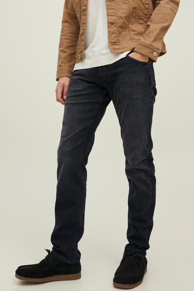 Grijze slim fit jeans van JACK & JONES JEANS INTELLIGENCE, gedragen met een bruin jasje en zwarte schoenen.