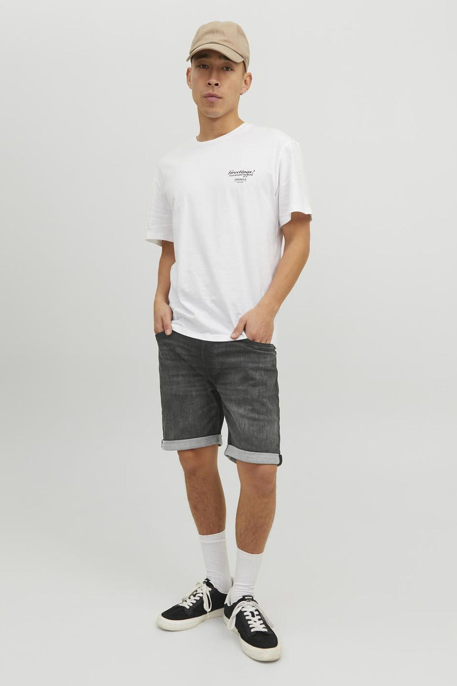 Short en denim noir de JACK & JONES JEANS INTELLIGENCE, avec ourlets roulés et porté avec un t-shirt blanc.
