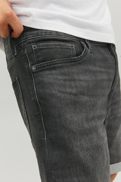 Korte zwarte denim broek van JACK & JONES JEANS INTELLIGENCE, met voorzak en omslag aan de onderkant.