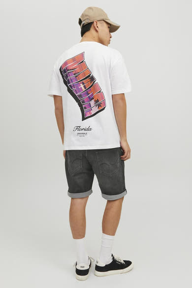 Short en denim noir de JACK & JONES JEANS INTELLIGENCE, porté avec un t-shirt blanc imprimé.