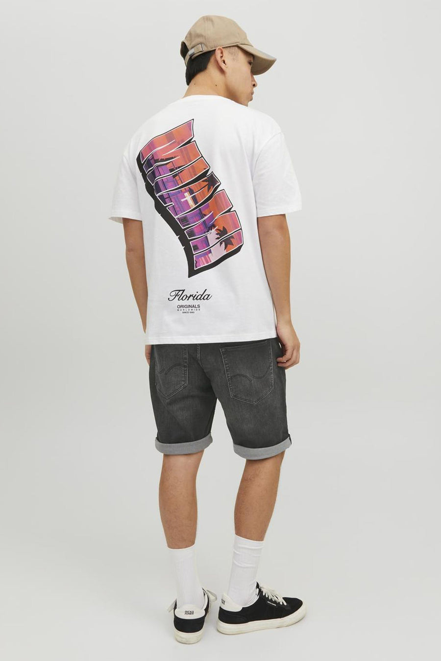 Short en denim noir de JACK & JONES JEANS INTELLIGENCE, porté avec un t-shirt blanc imprimé.