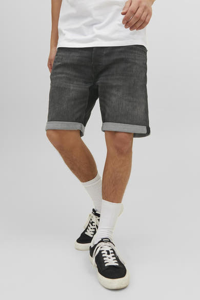 Zwarte spijkerbroekshorts van JACK & JONES, met omgeslagen zomen en een wassing.
