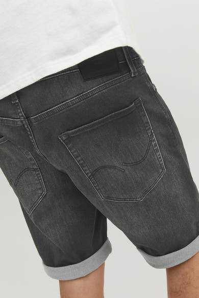 Korte zwarte denim van JACK & JONES JEANS INTELLIGENCE met omgeslagen zomen en achterzak.