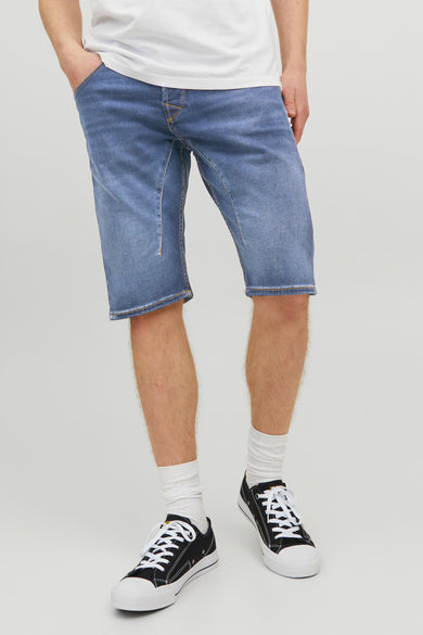 Short en jean bleu de JACK & JONES JEANS INTELLIGENCE, porté avec un t-shirt blanc, des chaussettes et des chaussures de sport noires et blanches.
