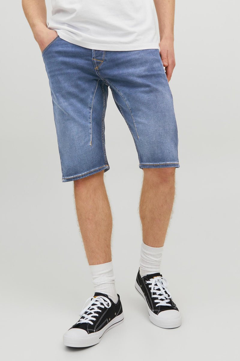 Short en jean bleu de JACK & JONES JEANS INTELLIGENCE, porté avec un t-shirt blanc, des chaussettes et des chaussures de sport noires et blanches.
