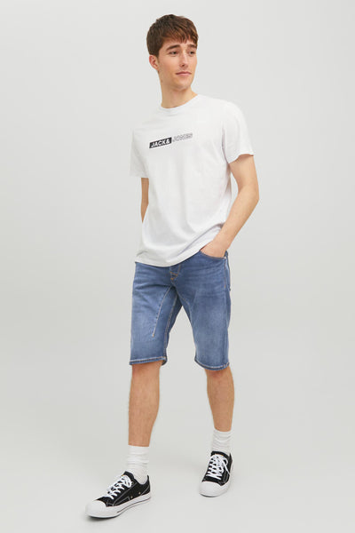 Short en jean bleu de JACK & JONES, porté avec un t-shirt blanc et des baskets noires.