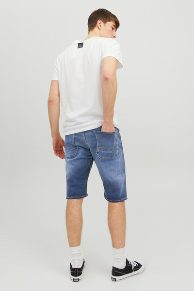Short en jean bleu de JACK & JONES JEANS INTELLIGENCE, avec des poches arrière, porté avec un t-shirt blanc et des baskets.
