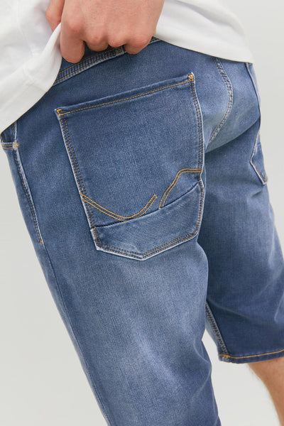 Korte spijkerbroek in blauw van JACK & JONES JEANS INTELLIGENCE met zichtbare achterzak en stikseldetails.