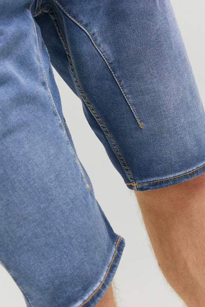 Korte spijkerbroek in blauw van JACK & JONES JEANS INTELLIGENCE, met okerkleurige stiksels.
