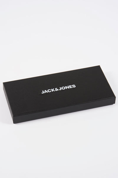 Zwarte riem van ACCESSORIES BY JACK & JONES, plat gelegd op een effen witte achtergrond.