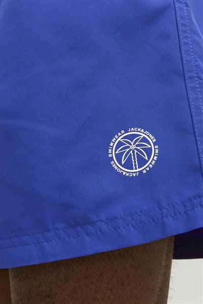 Short de bain bleu de JACK & JONES, orné d'un logo rond avec un palmier.