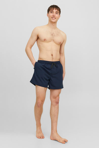Short de bain bleu de JACK & JONES JEANS INTELLIGENCE, porté par un homme torse nu.