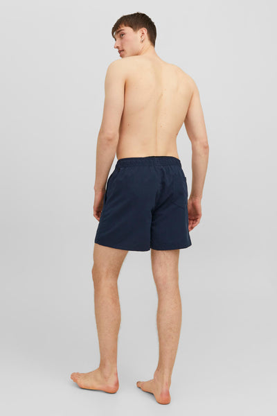 Blauwe zwembroek van JACK & JONES JEANS INTELLIGENCE, gedragen door een man zonder shirt, achtergezicht.