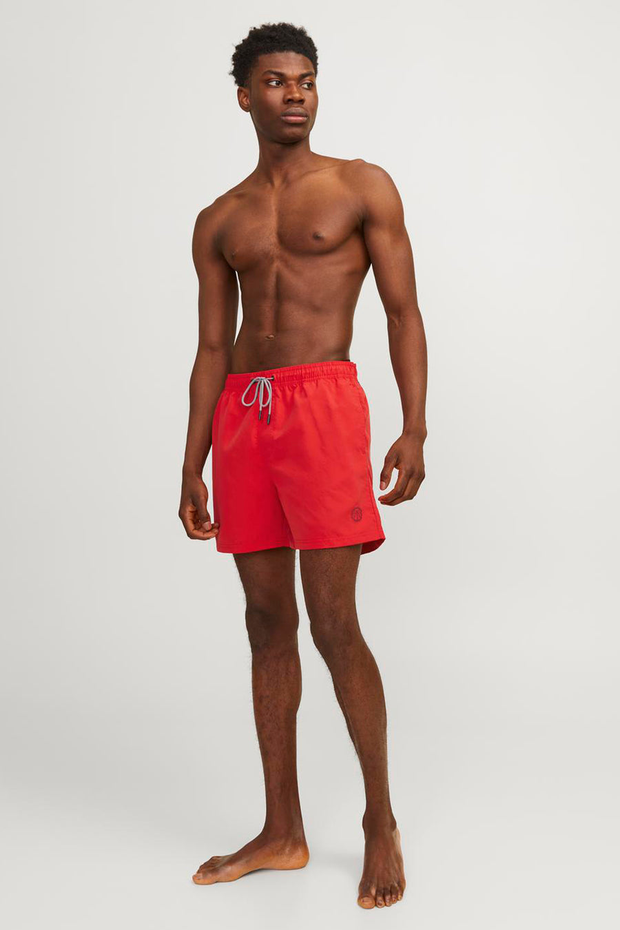 Short de bain rouge par JACK & JONES JEANS INTELLIGENCE, avec cordon de serrage gris à la taille.