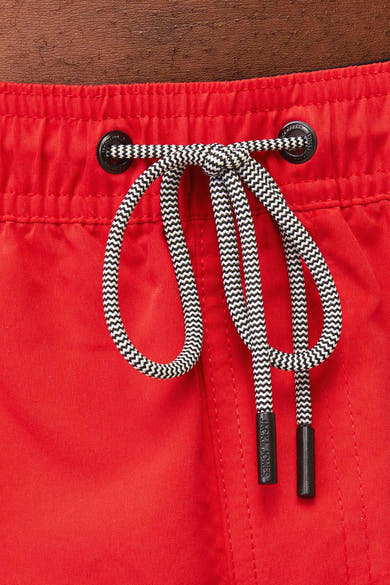 Rode zwembroek van JACK & JONES JEANS INTELLIGENCE met zwart-wit trekkoord.