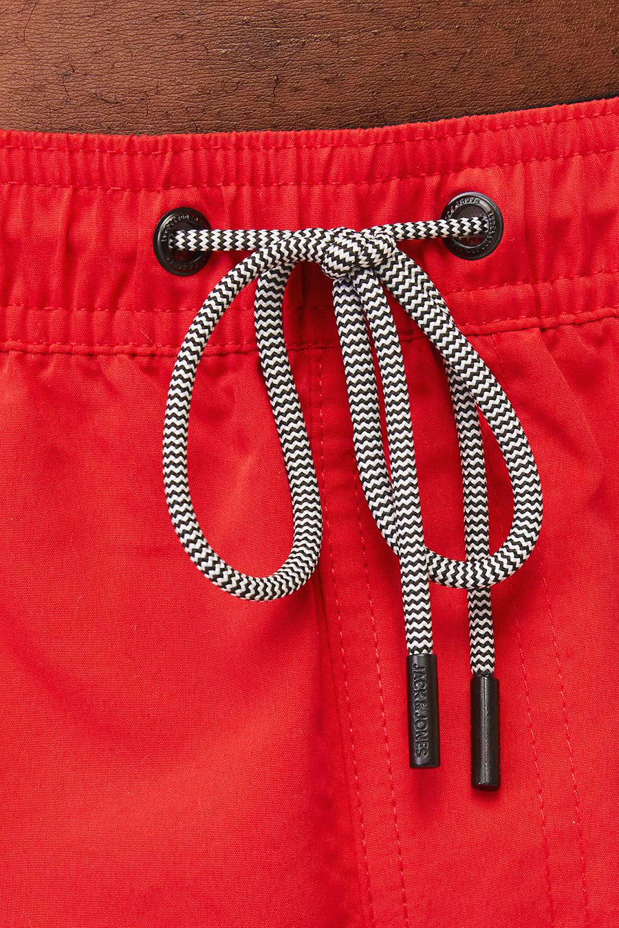 Rode zwembroek van JACK & JONES JEANS INTELLIGENCE met zwart-wit trekkoord.