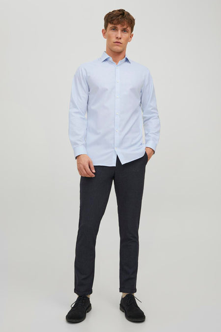 Chemise bleue à manches longues par PREMIUM by JACK & JONES, portée avec un pantalon anthracite et des chaussures noires.