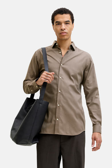 Bruin overhemd met lange mouwen van PREMIUM by JACK & JONES, met een klassieke pasvorm en zichtbare knopen.