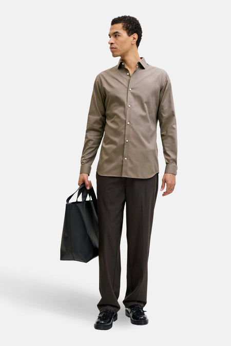 Chemise à manches longues marron de PREMIUM by JACK & JONES, avec une coupe classique et des boutons apparents.
