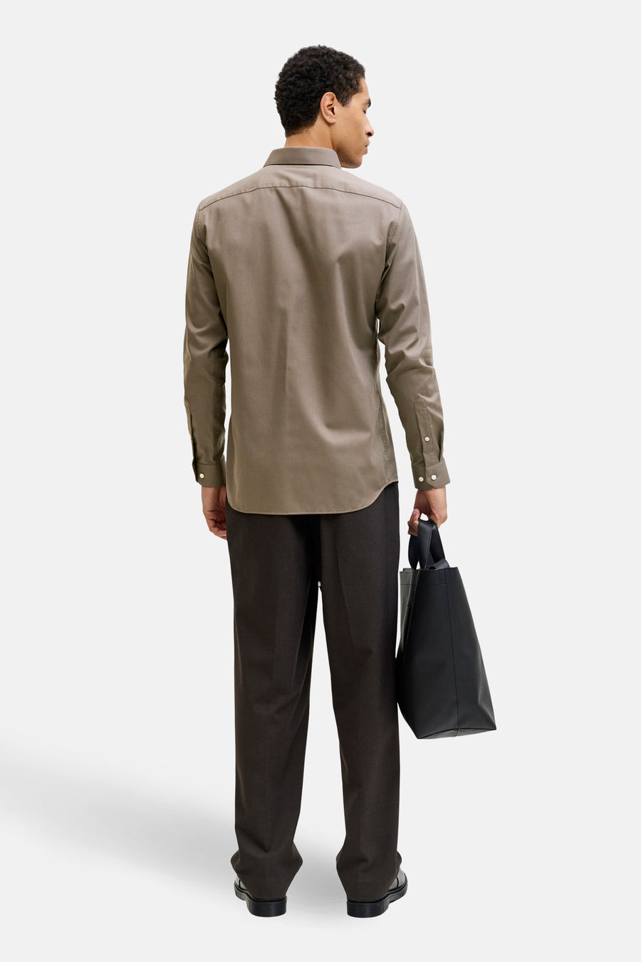 Bruin overhemd met lange mouwen van PREMIUM by JACK & JONES, van achteren gezien, gedragen met een donkere broek en een zwarte tas.