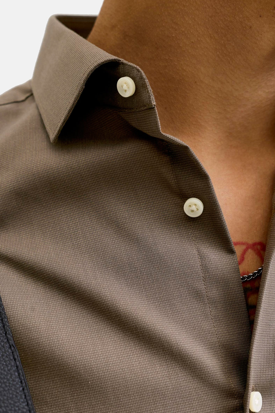 Bruin overhemd met lange mouwen van PREMIUM by JACK & JONES, met witte knopen en subtiele textuur.