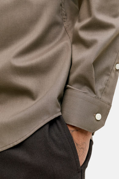 Bruin overhemd met lange mouwen van PREMIUM by JACK & JONES, knoopdetail aan de mouw en bruine broek.